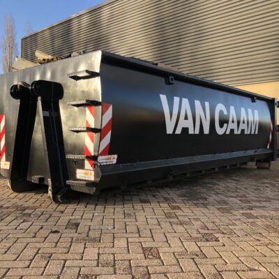 Een grote donkergrijze afzetcontainer