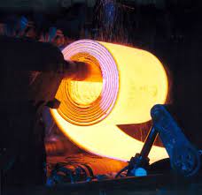 Een gloeiende rol plaatstaal in een staalfabriek