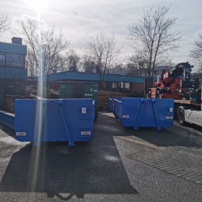 Twee blauwe afzetcontainers
