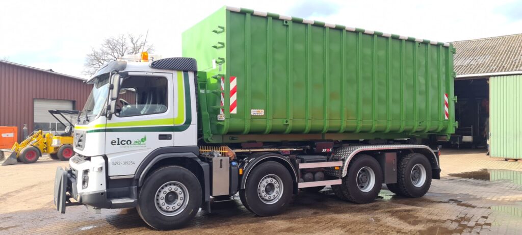 40 m3 spantencontainer voorzien van witte blokrandmarkering en reflectiestickers