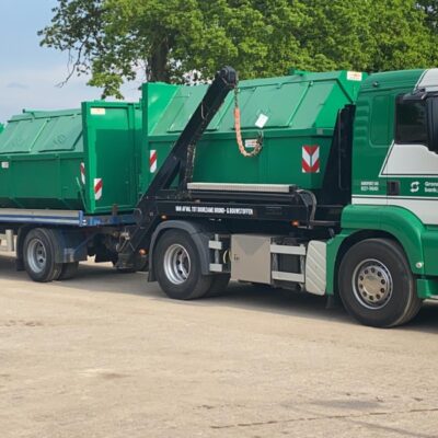 Nieuwe portaalarmcontainers op een vrachtwagen