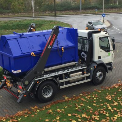 Een vrachtwagen met nieuwe portaalarmcontainer.