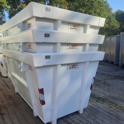 Drie in elkaar gestapelde witte portaalarmcontainers.