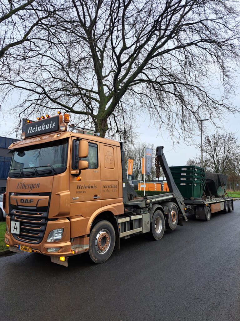 Heinhuis Recycling Eibergen met 4 nieuwe portaalbakken. Via webshop besteld, en in RAL kleur gespoten. 